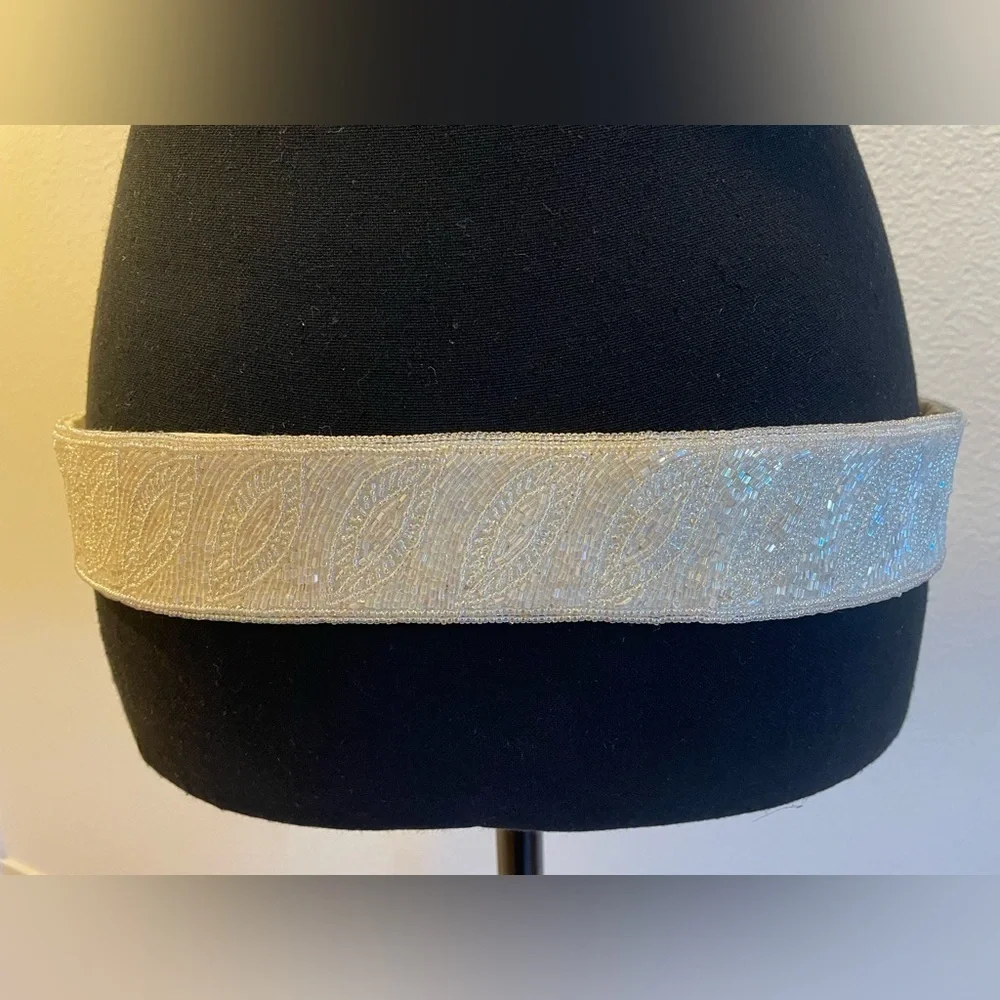 Vintage Robinson’s White Patterned Beaded Belt - Size M/L